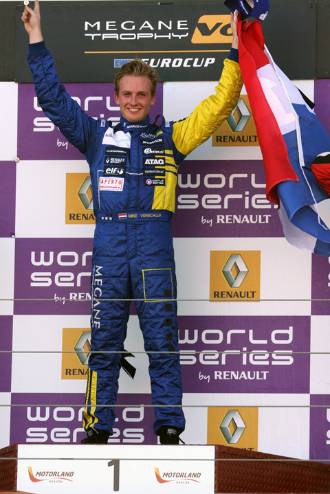 480_mike_podium_21011